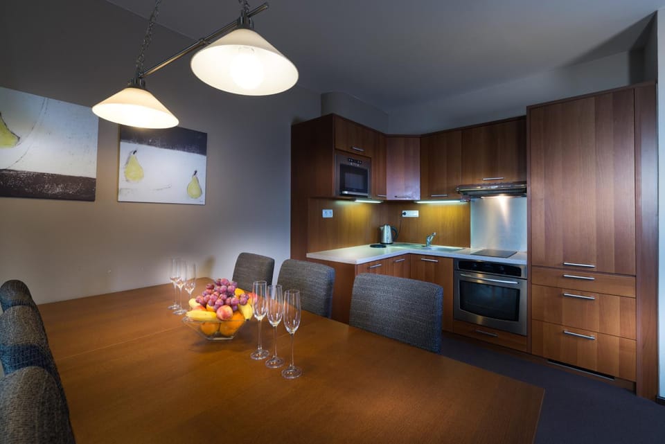 Kitchen or kitchenette, Seating area