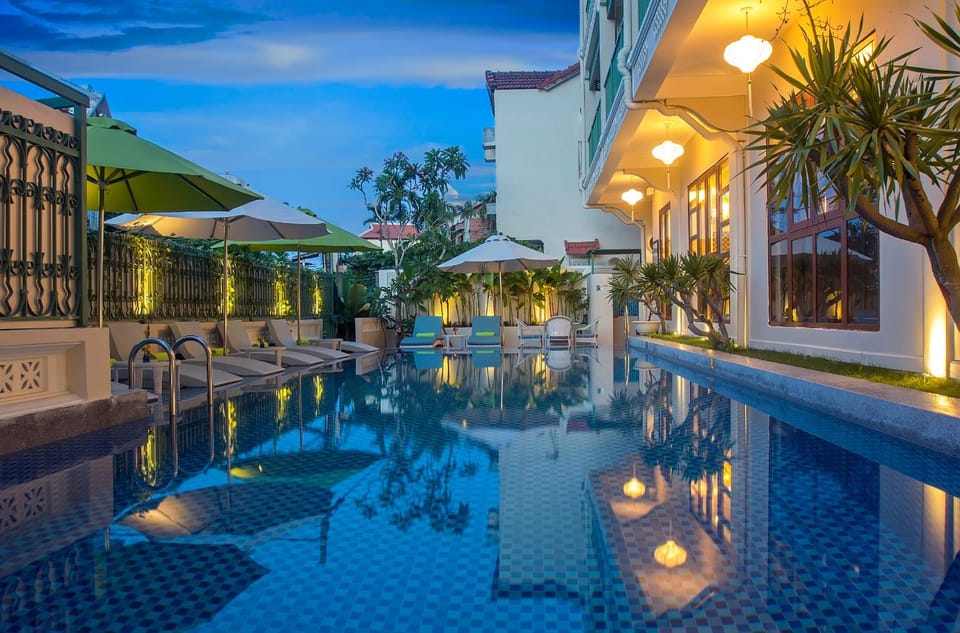 Pool view, Swimming pool, sunbed