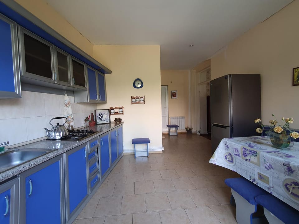 Coffee/tea facilities, Kitchen or kitchenette, Dining area, stove