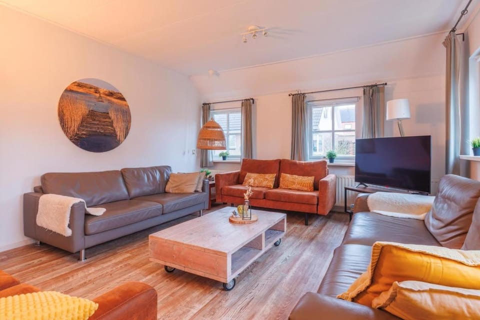 TV and multimedia, Living room, Seating area, Evening entertainment