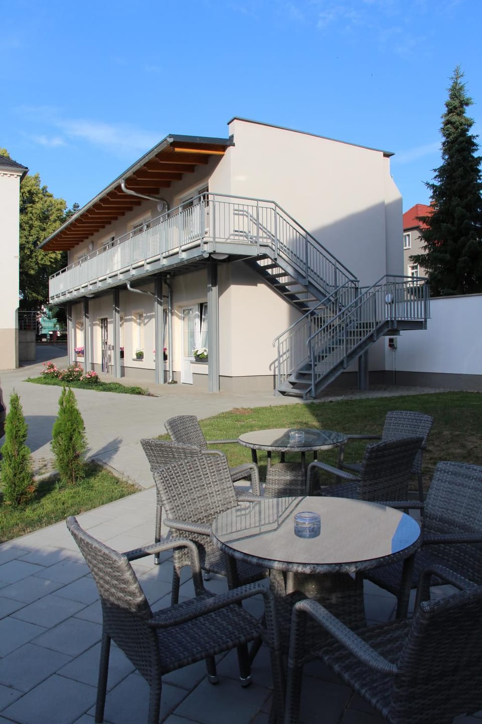 Property building, Patio, Balcony/Terrace