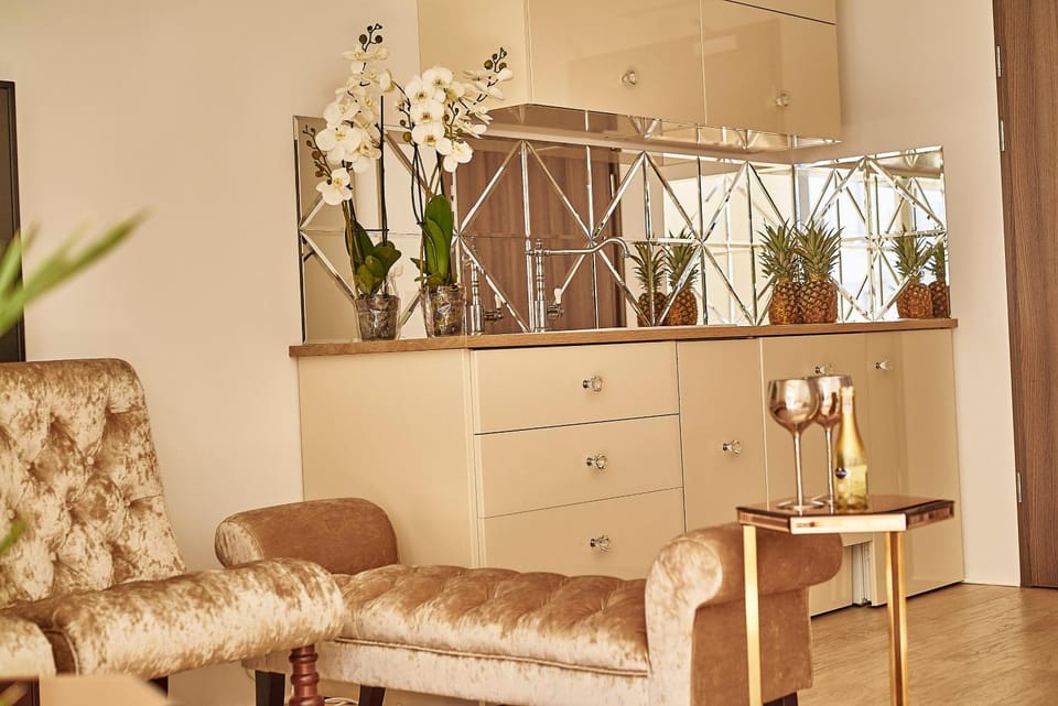 Kitchen or kitchenette, Seating area