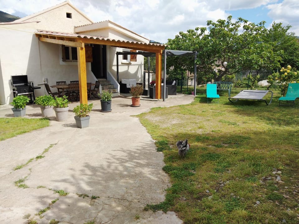 Property building, Garden, Garden, Balcony/Terrace