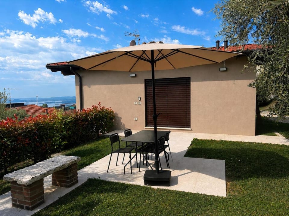 Property building, Patio, Spring, Day, Natural landscape, Garden, View (from property/room), Balcony/Terrace, Dining area, Garden view, sunbed