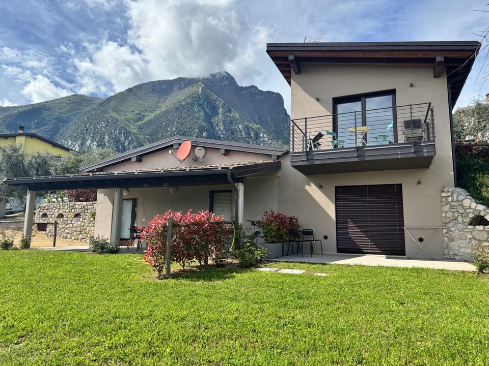 Property building, Day, Natural landscape, Garden, Garden view, Mountain view