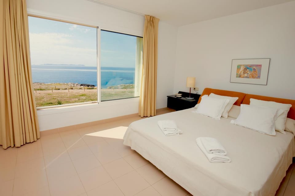 Bed, Natural landscape, Photo of the whole room, Decorative detail, Bedroom, Sea view