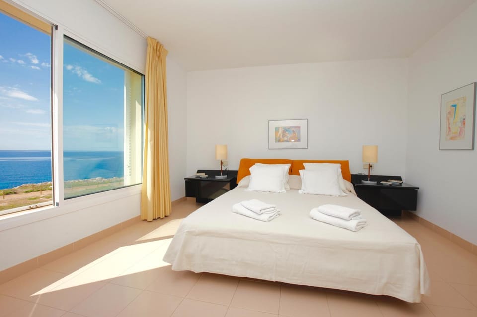 Bed, Natural landscape, Photo of the whole room, Bedroom, Sea view, towels