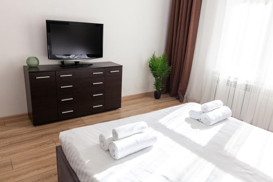 Bed, TV and multimedia, Photo of the whole room, Bedroom, towels