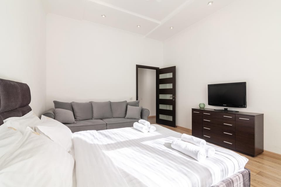 Bed, TV and multimedia, Photo of the whole room, Bedroom, towels
