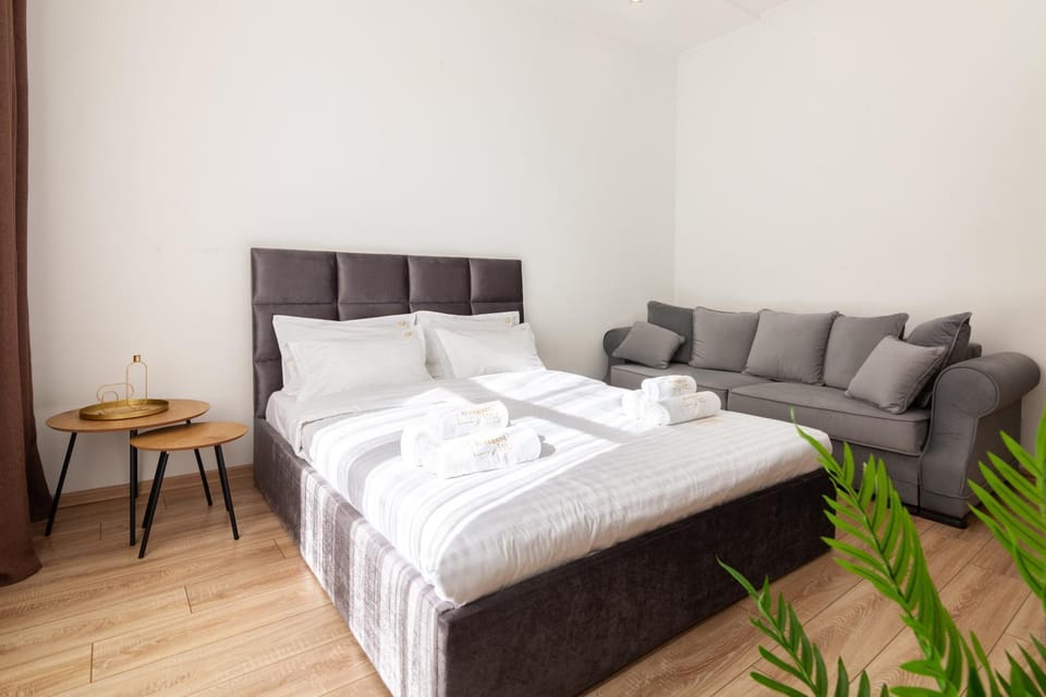 Bed, Photo of the whole room, Seating area, Bedroom, towels