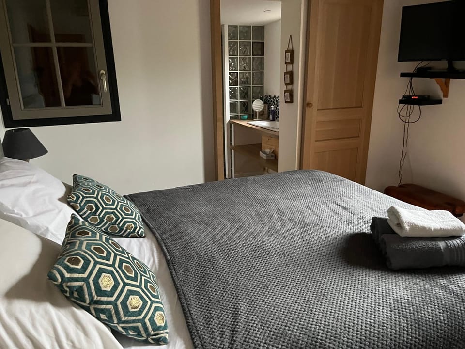 Bed, TV and multimedia, Photo of the whole room
