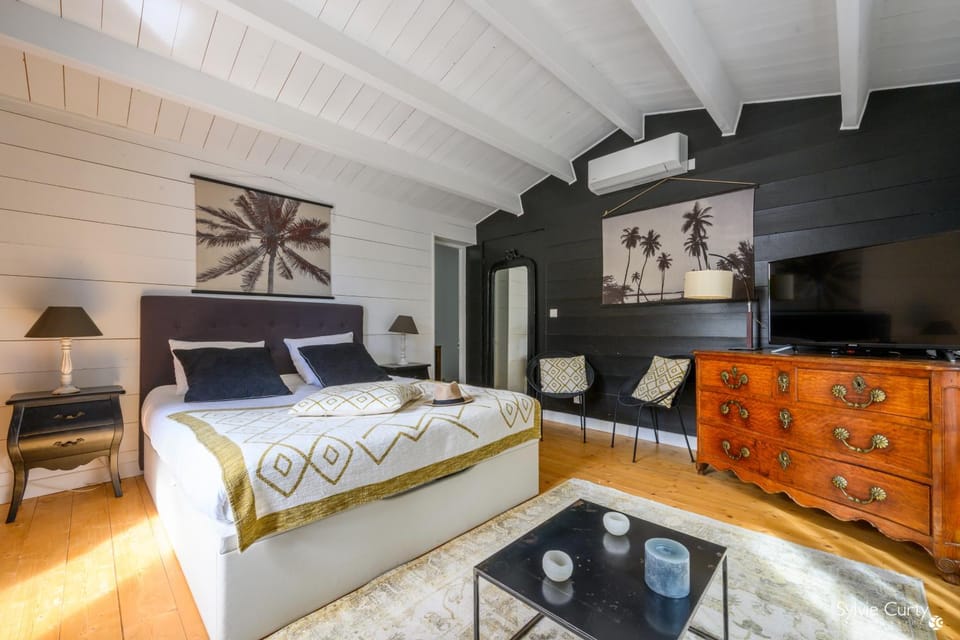 Bed, TV and multimedia, Photo of the whole room