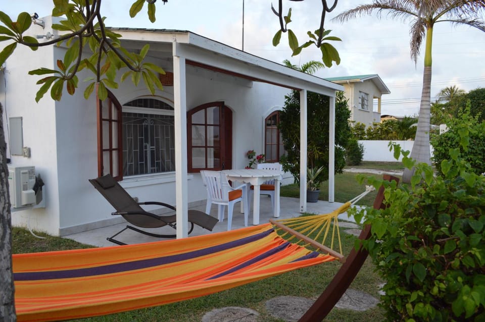 Property building, Patio, Garden, View (from property/room), Seating area, Dining area, Garden view, sunbed