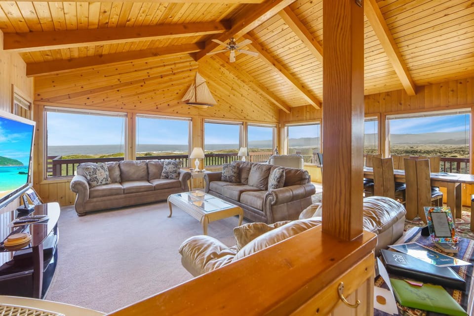 Large Oceanfront Home - Hot Tub Pets OK Deck House in Mendocino County