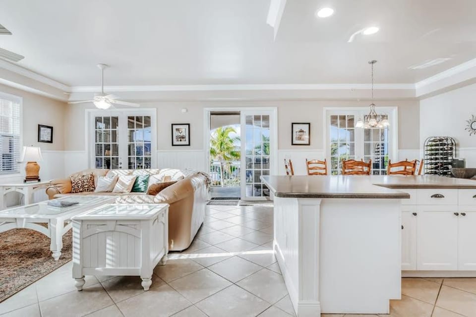 Whitecap Condo Beachfront Splendor House in Estero Island