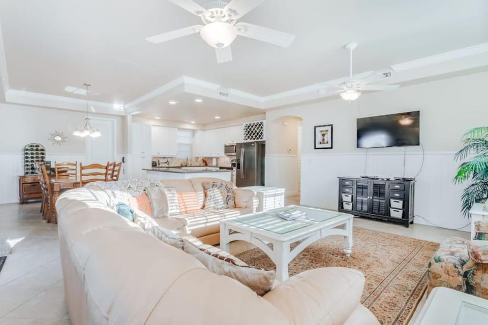Whitecap Condo Beachfront Splendor House in Estero Island