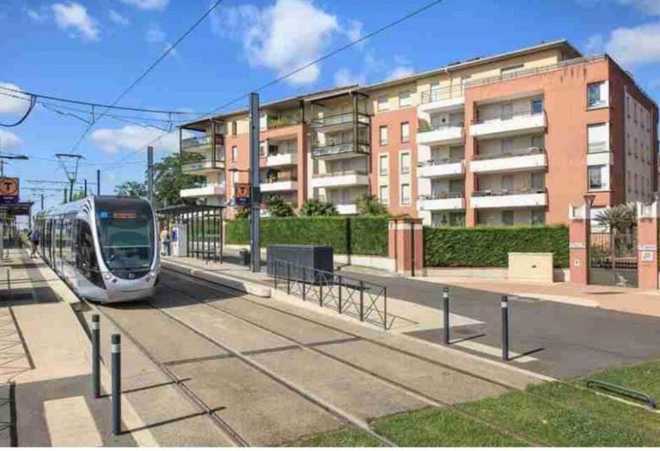 L Oasis studio proche hôpital et aéroport Piscine Parking &Netflix Apartment in Toulouse