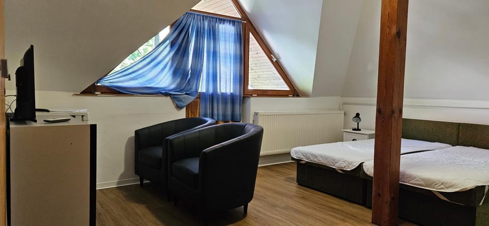 Bed, TV and multimedia, Bedroom
