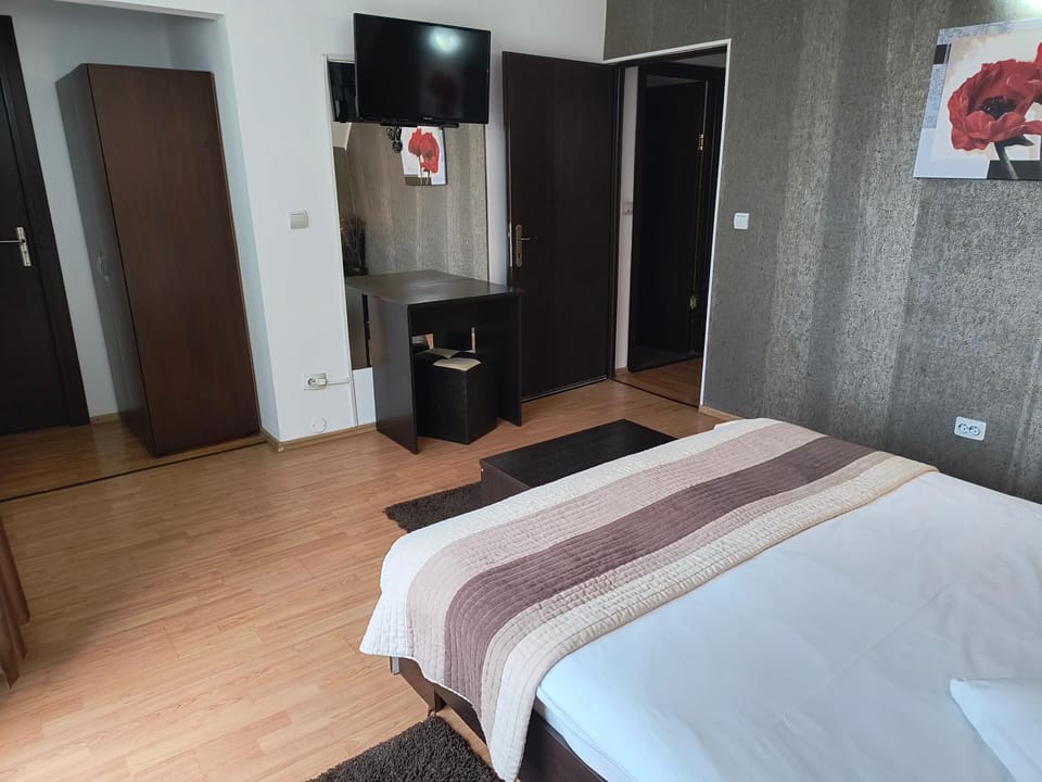 Bed, TV and multimedia, Photo of the whole room, Bedroom, wardrobe