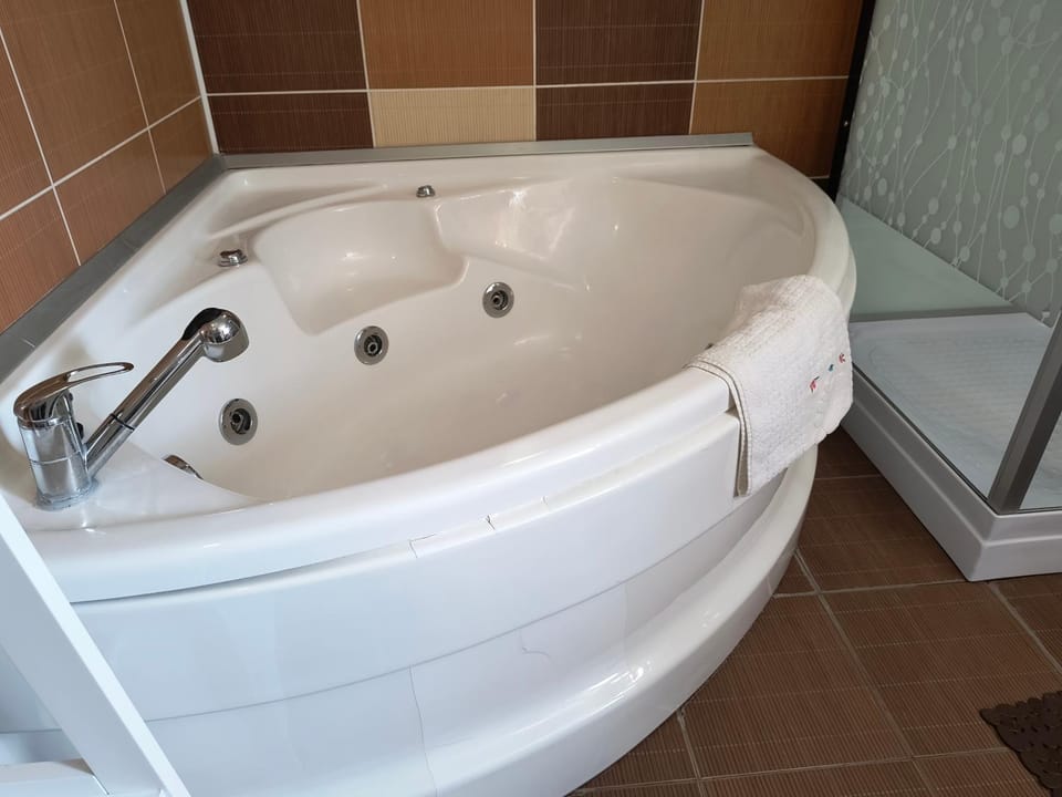 Hot Tub, Bathroom