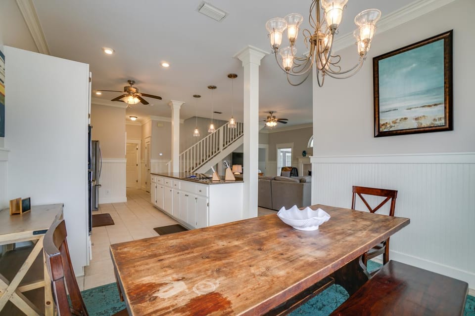 Decorative detail, Seating area, Dining area, fireplace, kitchen