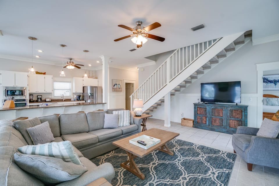 TV and multimedia, Living room, Decorative detail, Seating area, Dining area, fireplace, locker, kitchen