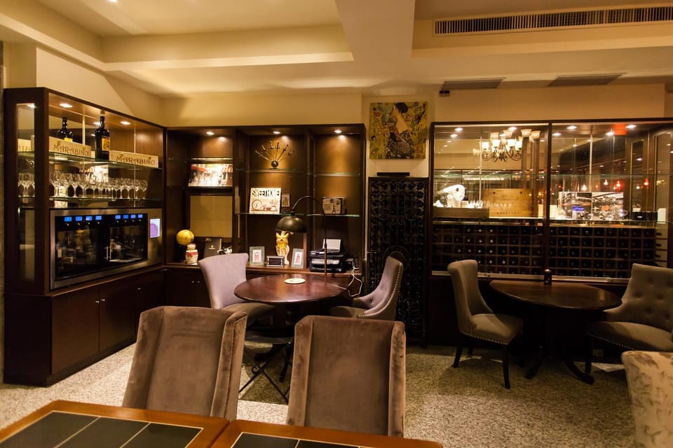 Restaurant/places to eat, Lounge or bar, Banquet/Function facilities