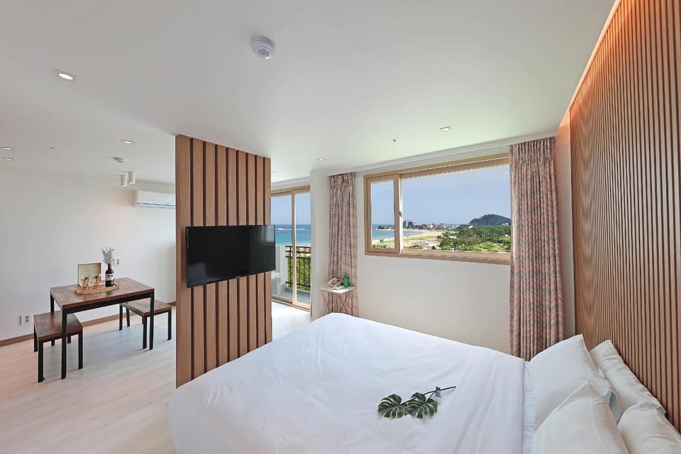 Bed, Natural landscape, TV and multimedia, Photo of the whole room, Bedroom
