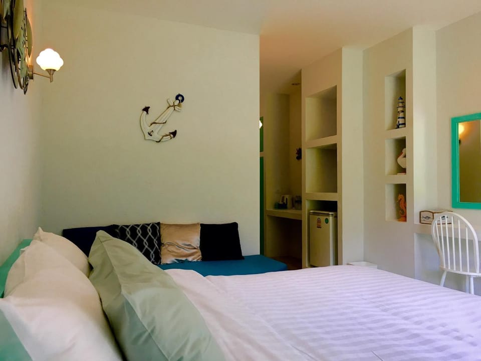 Bed, Photo of the whole room, Decorative detail