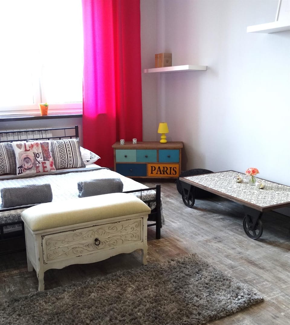 Photo of the whole room, Bedroom
