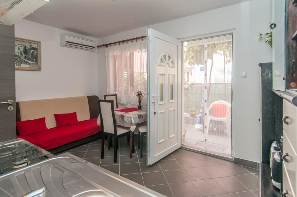 Coffee/tea facilities, Kitchen or kitchenette, Living room, Seating area, Dining area