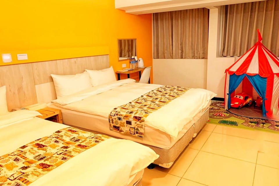 Photo of the whole room, Bedroom