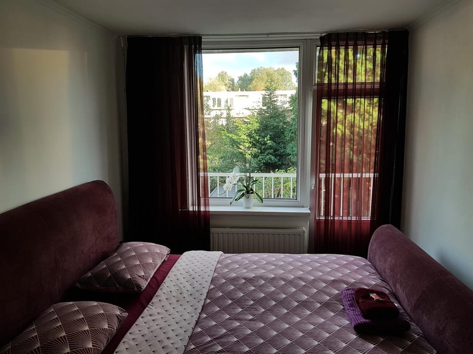 Bed, Bedroom, Garden view