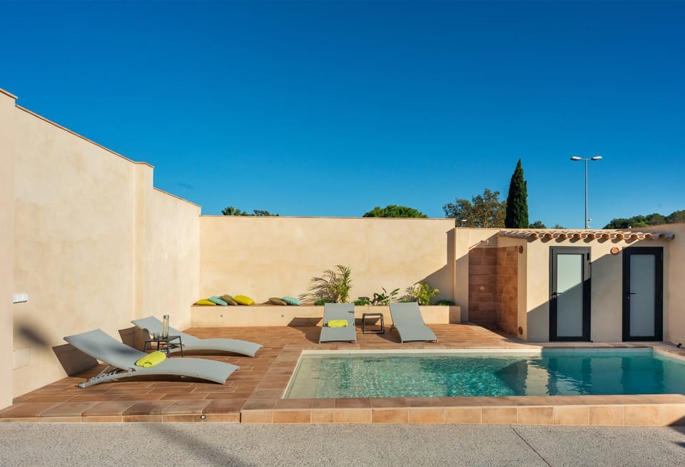 Swimming pool, sunbed