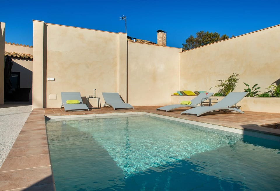 Swimming pool, sunbed