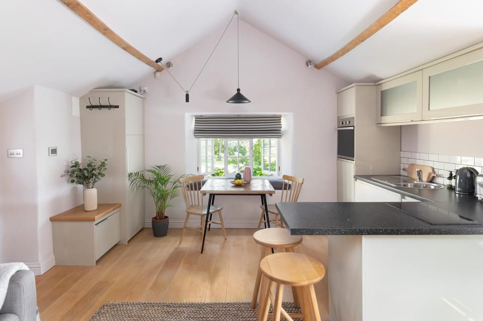 Coffee/tea facilities, Kitchen or kitchenette, Dining area, minibar, pet friendly, stove, toaster