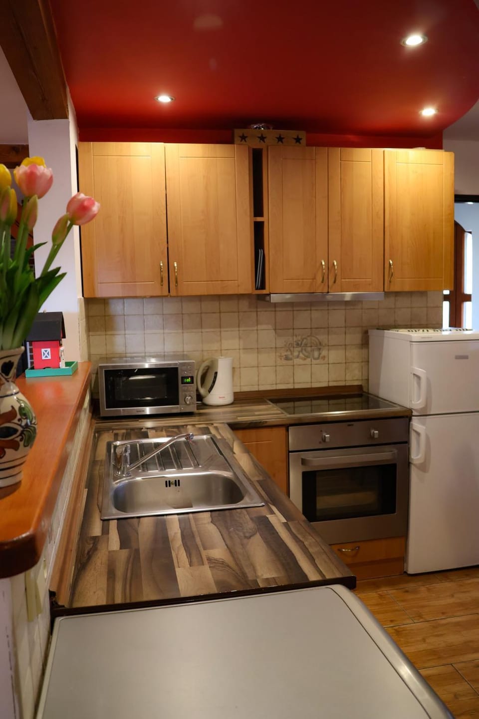 Kitchen or kitchenette, Living room, dishwasher, microwave, oven, stove