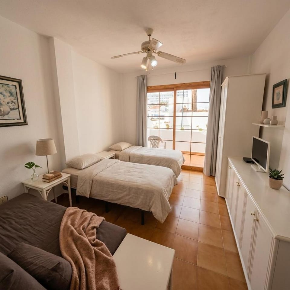 Bed, TV and multimedia, Photo of the whole room, Bedroom, towels