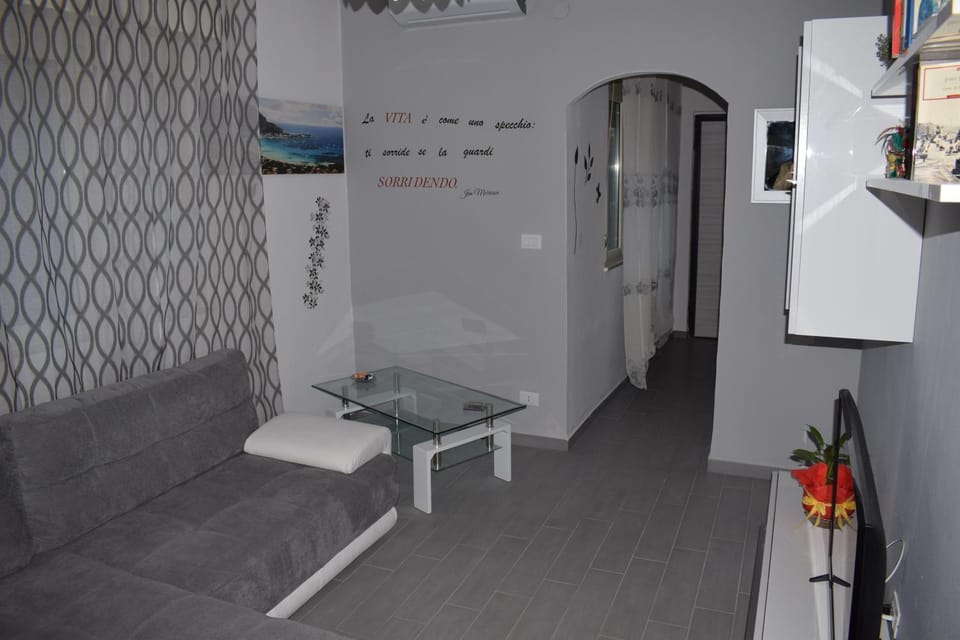 Communal lounge/ TV room, Lobby or reception