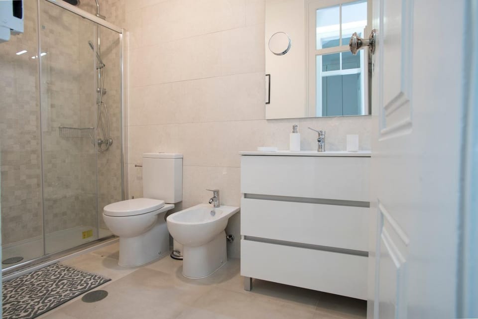 Shower, Toilet, Bathroom, bidet, towels