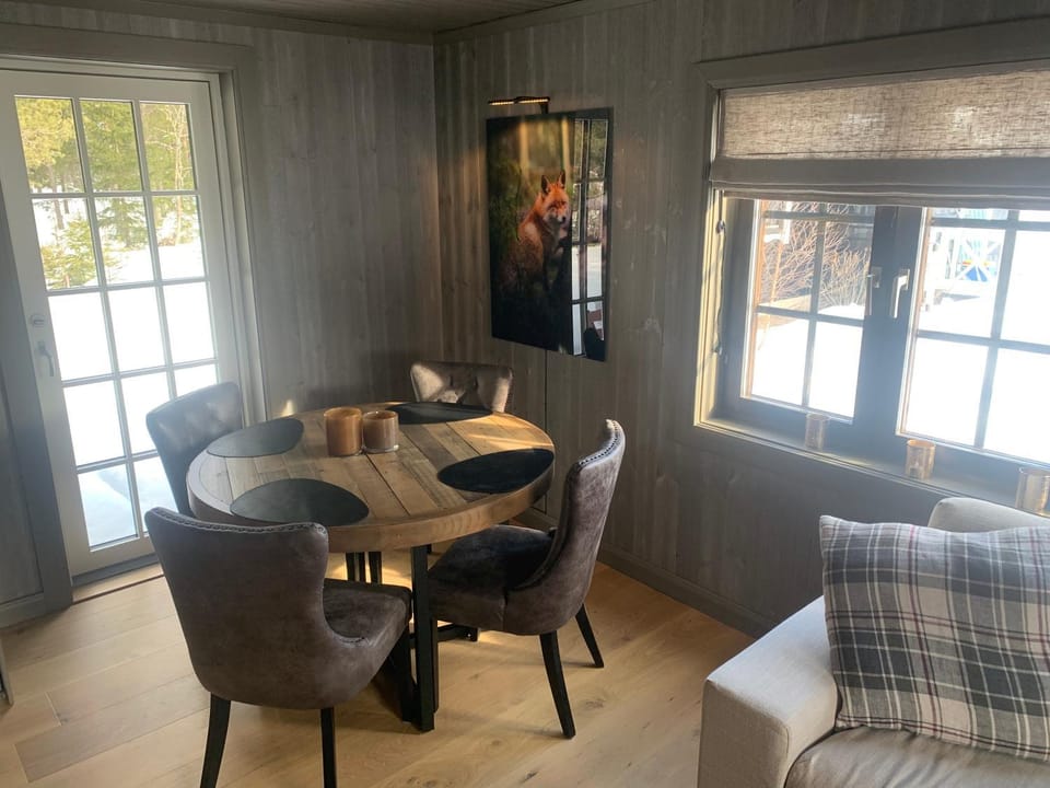 Seating area, Dining area