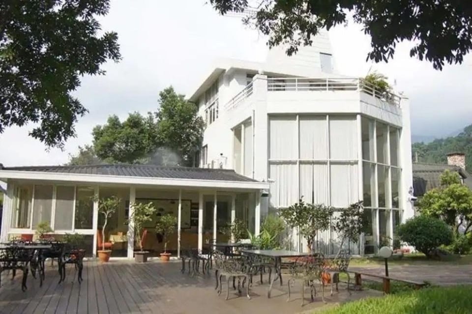 Property building, Patio, Restaurant/places to eat, Spring, Day, Natural landscape, Garden, Banquet/Function facilities, Garden view, Mountain view