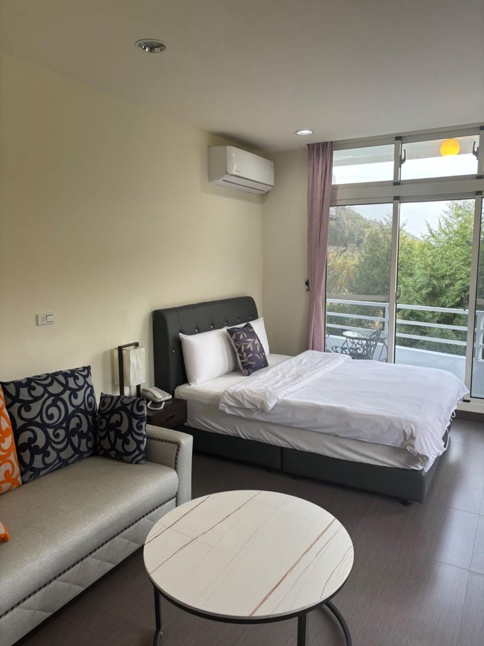 Bed, View (from property/room), Balcony/Terrace, Photo of the whole room, Bedroom, air conditioner
