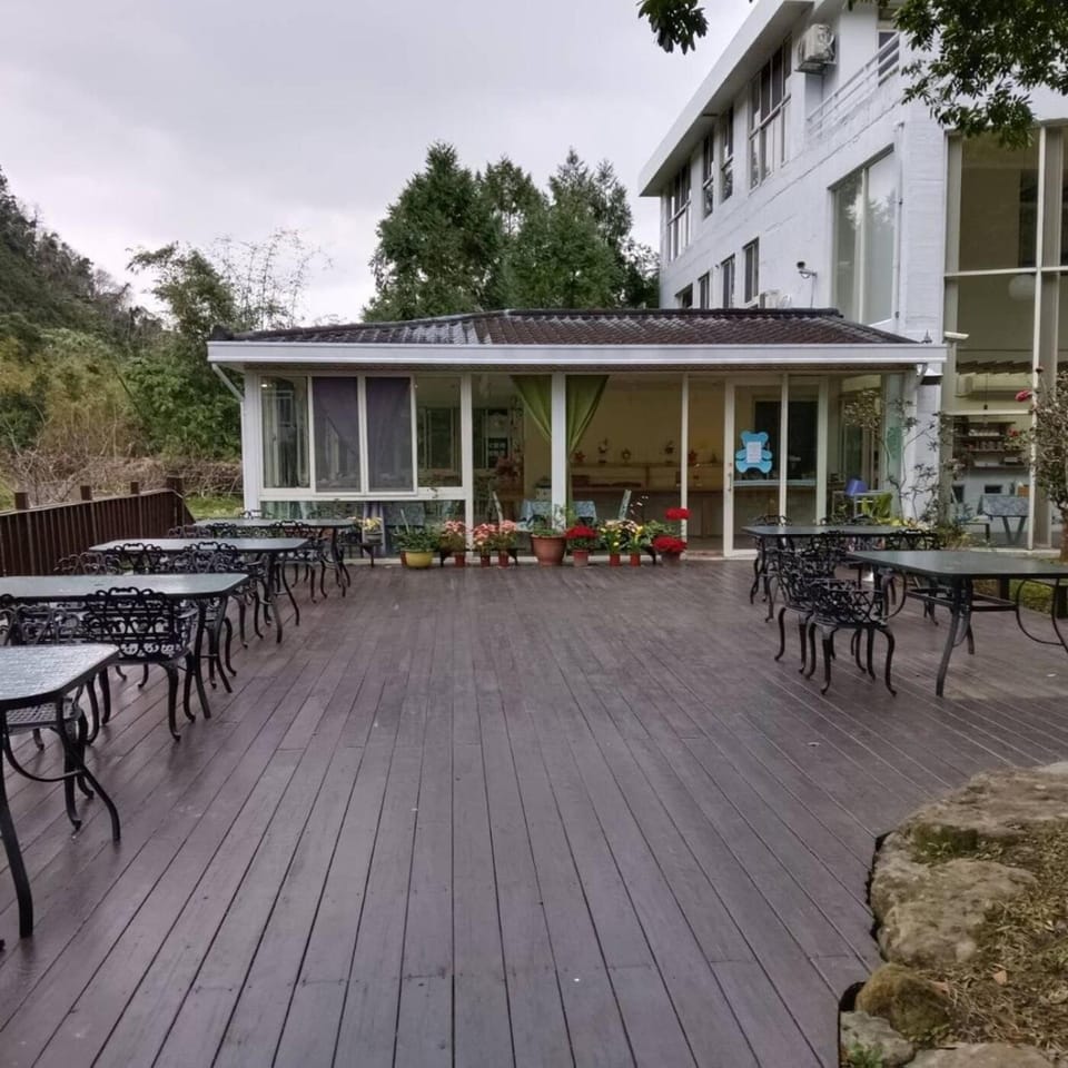 Property building, Patio, Restaurant/places to eat, Day, Garden, View (from property/room), Balcony/Terrace, Banquet/Function facilities, Garden view