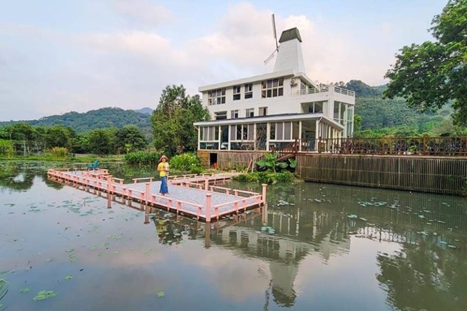 Property building, Day, People, Natural landscape, Garden, Lake view, Mountain view