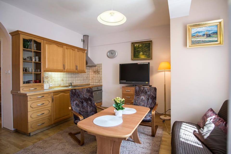 TV and multimedia, Kitchen or kitchenette, Living room