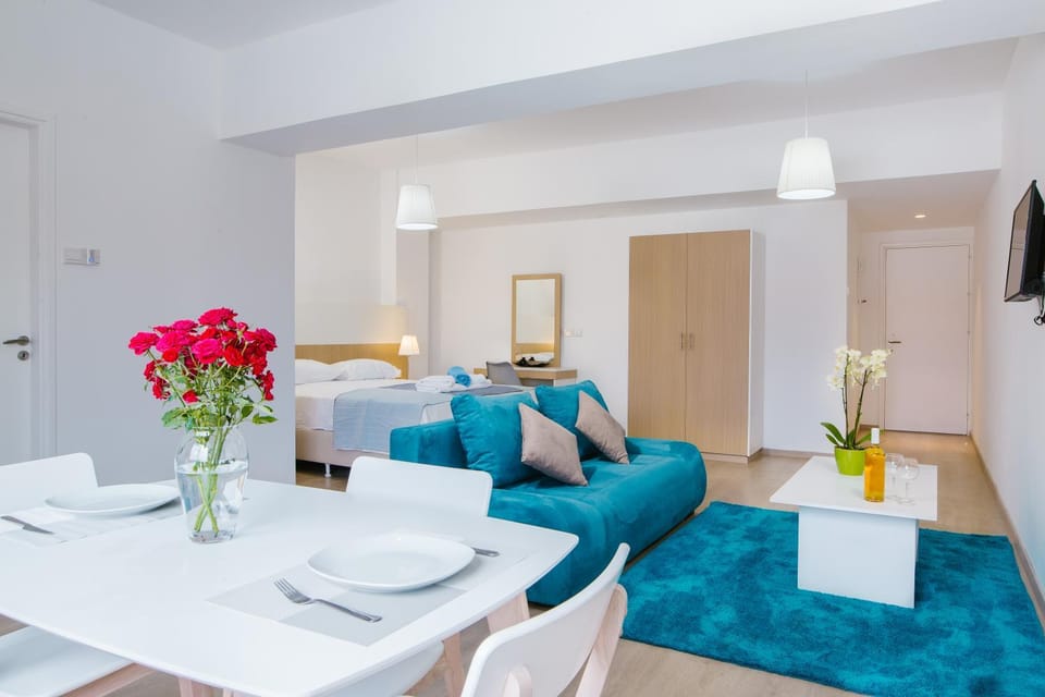 Bed, TV and multimedia, Living room, Seating area, Dining area