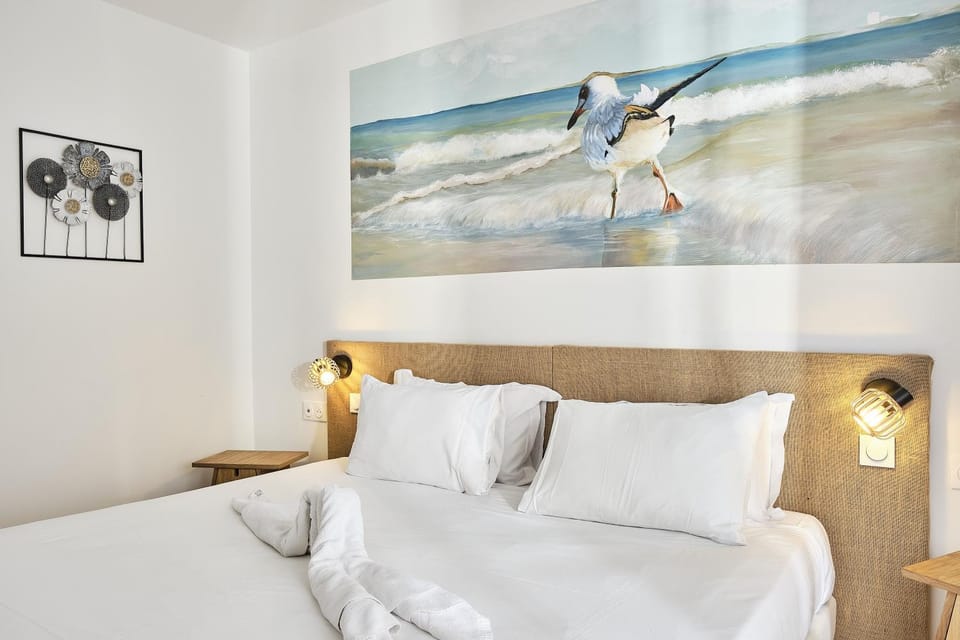 Artemia Aigues-Mortes - Hôtel avec piscine - Bornes électriques - Parking privé - Local vélo-moto Hotel in Aigues-Mortes