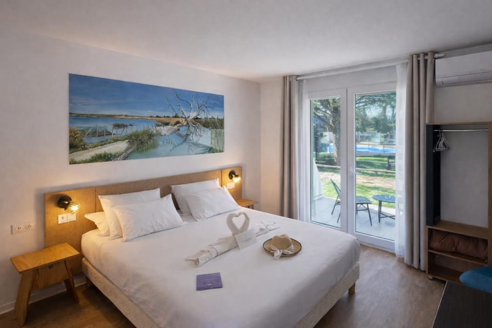 Artemia Aigues-Mortes - Hôtel avec piscine - Bornes électriques - Parking privé - Local vélo-moto Hotel in Aigues-Mortes