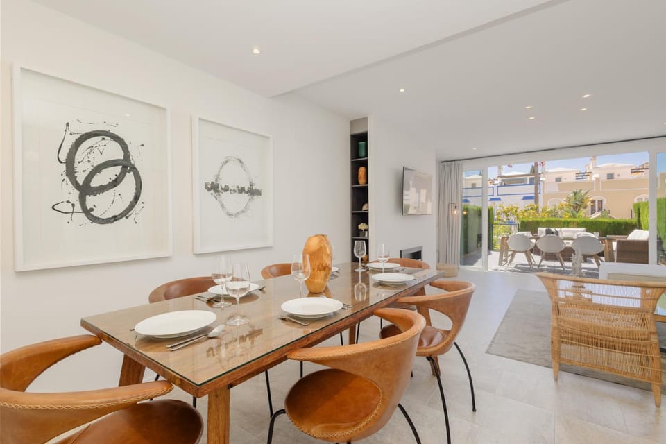 TV and multimedia, Balcony/Terrace, Living room, Seating area, Dining area, fireplace, air conditioner